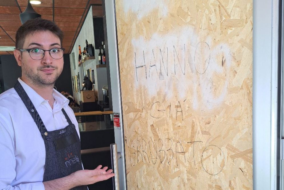 Lorenzo Sangalli mostra la porta rotta - .