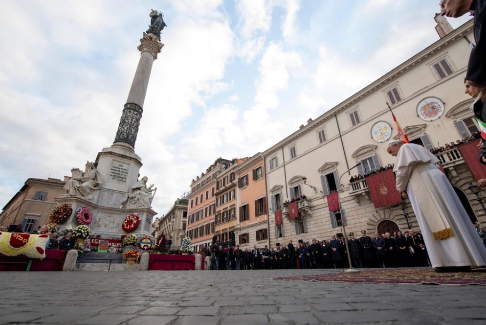 L'omaggio di papa Francesco all'Immacolata, in Piazza di Spagna, l'8 dicembre del 2017 - Ansa