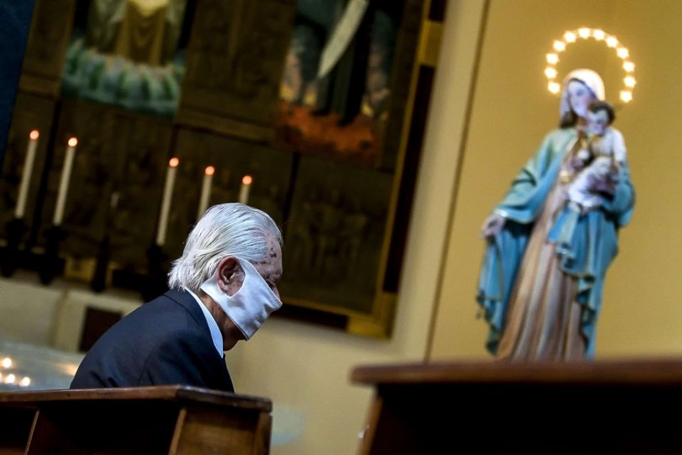 Una Messa al tempo del Covid seguendo le misure anti-contagio - Ansa