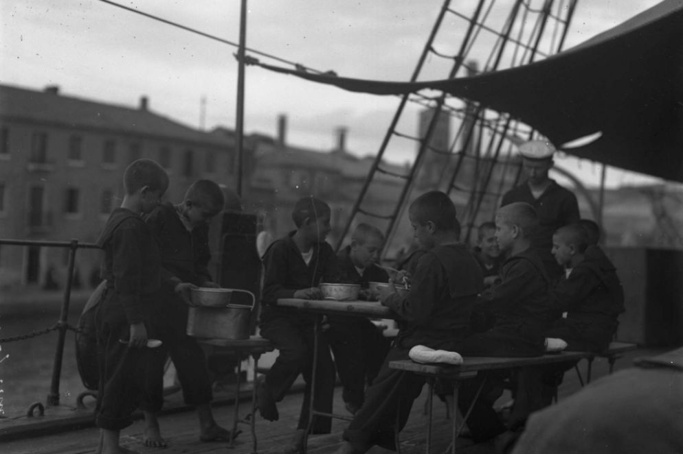 Marinaretti a bordo della Scilla, una delle Navi Asilo della Regia Marina per recuperare e dare istruzione ai bambini abbandonati - Foto Ufficio Storico della Marina Militare