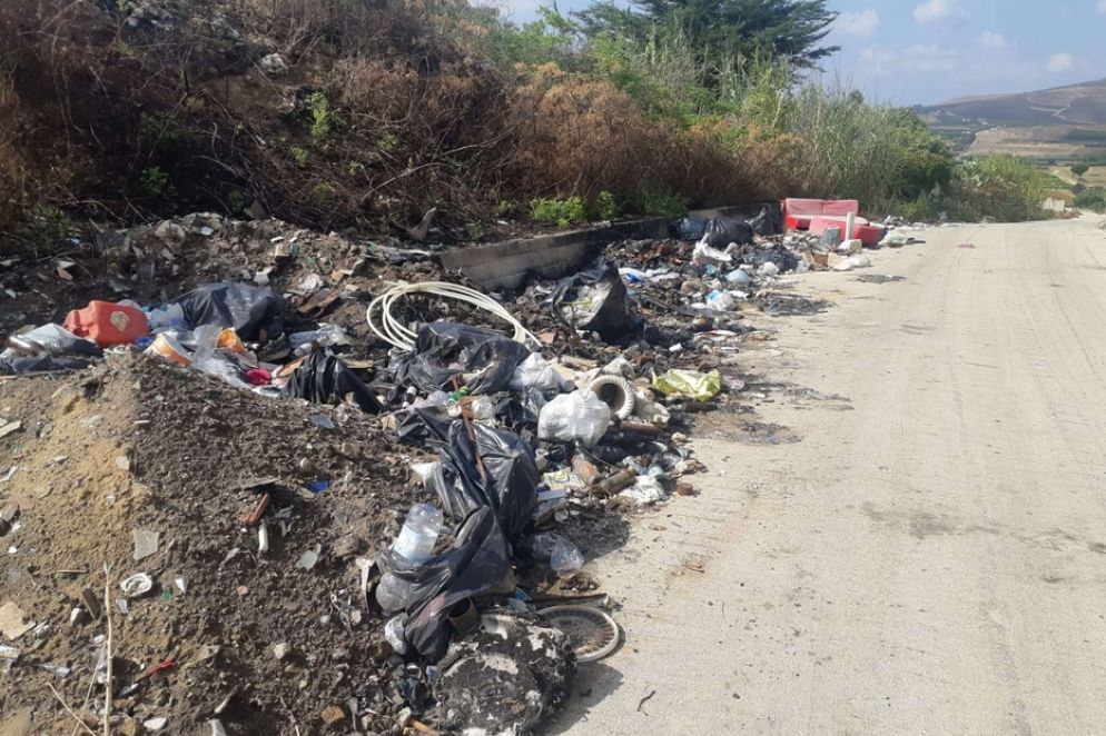 I rifiuti bloccano la strada che conduce alla casa memoriale di Giuseppe Di Matteo - Foto A.M.M.