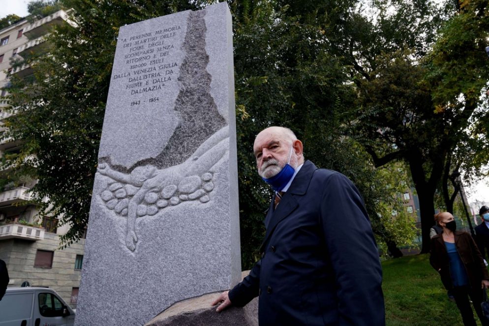 Il monumento alle vittime delle foibe in piazza della Repubblica a Milano. Nella foto, Pietro Tarticchio - Fotogramma