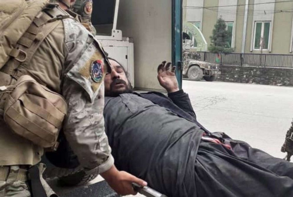 Soccorsi a un fedele ferito nell'attacco - Ansa