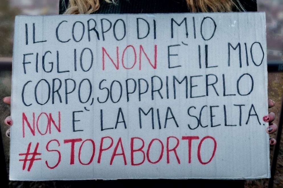 Il cartello che Anna tiene in mano nella campagna per la difesa della vita nascente