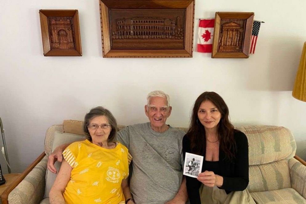 Bruno Castro con la moglie Maria Ghersini e la figlia Astrid a Toronto. In mano la celebre foto di Mario Angelini con la bimba raccolta sulla spiaggia. Alle pareti i ricordi delle vestigia romane di Pola.