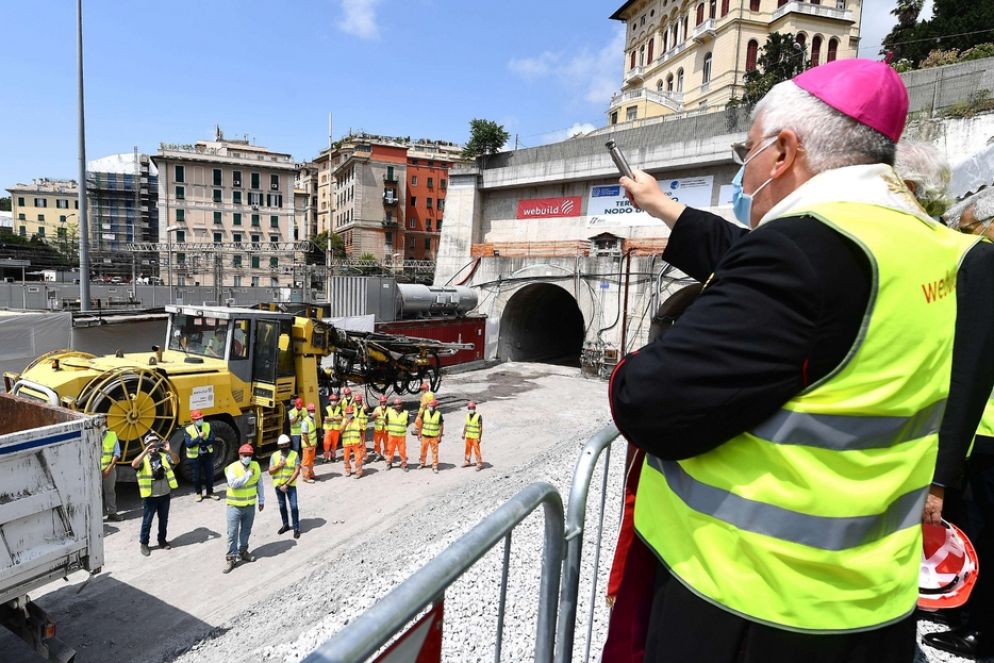 L'arcivescovo Marco Tasca benedice un cantiere a Genova - Ansa