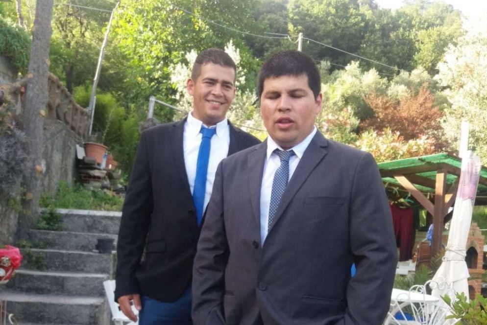 Emmanuel Diaz con, alle spalle, il fratello Henry morto precipitando con la sua auto dal ponte durante il crollo - Collaboratori