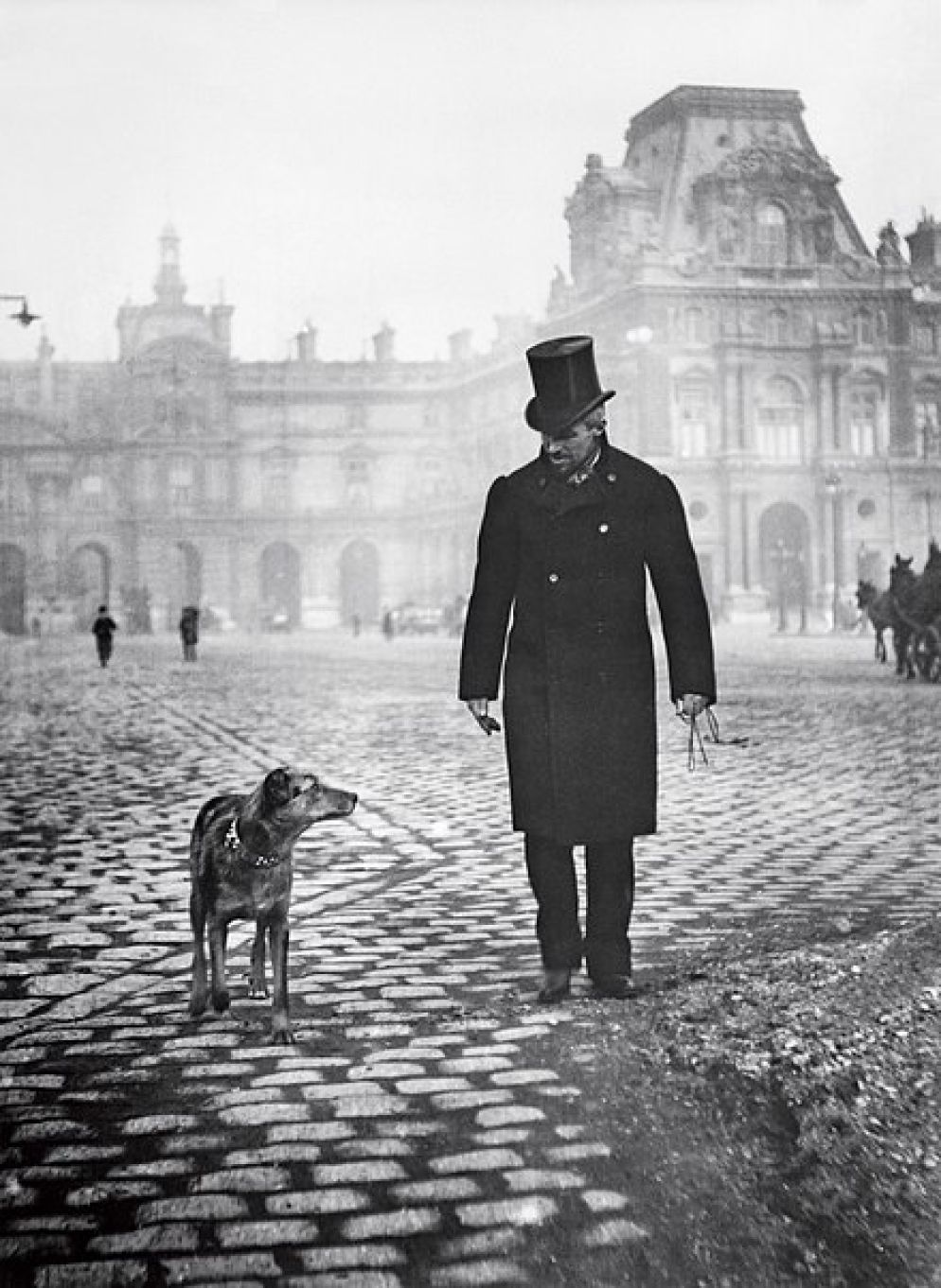 Gustave Caillebotte fotografato nel 1892 dal fratello Martial su place du Caroussel - .