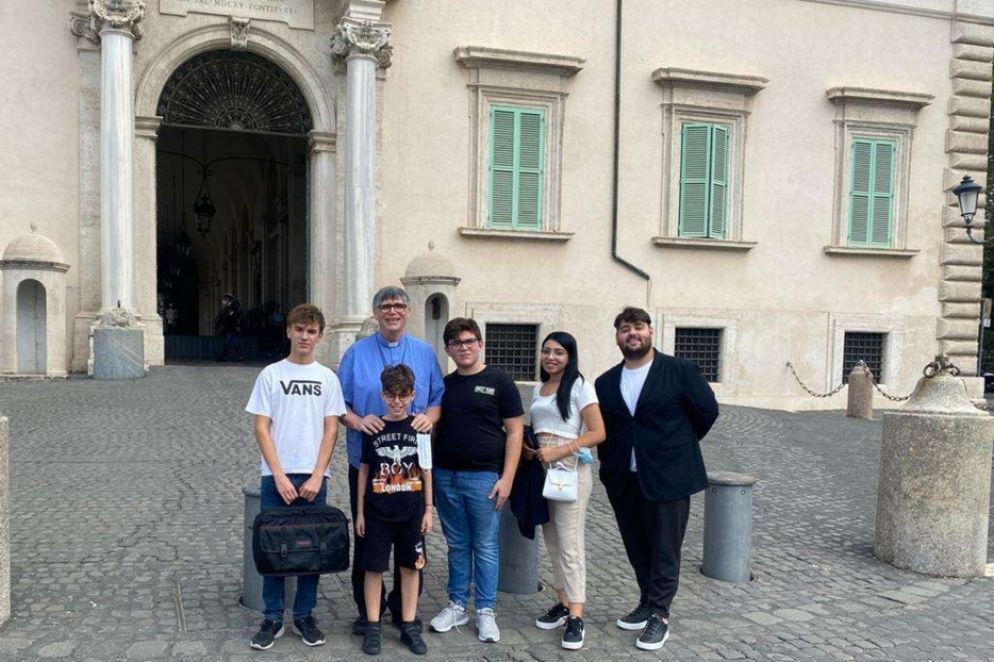 Don Maurizio Patriciello con i cinque ragazzi davanti al Quirinale - foto Patriciello
