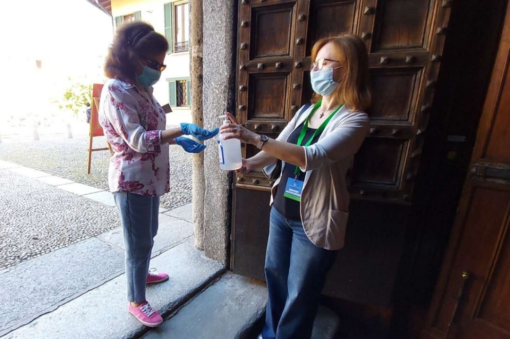 Il gel all'ingresso di una chiesa - Avvenire