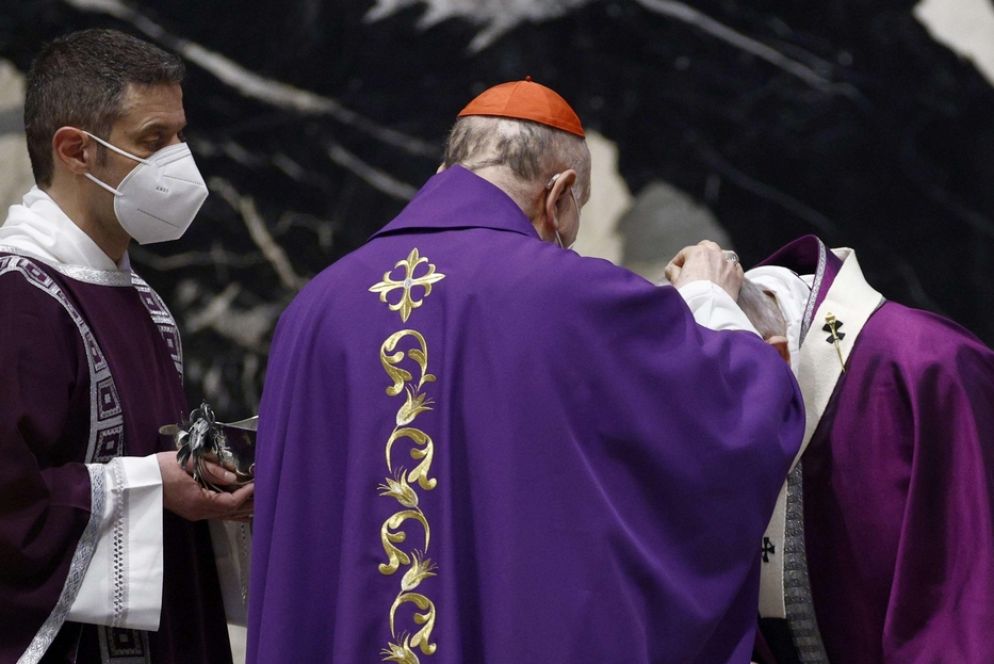 Papa Francesco ha ricevuto le ceneri sul capo dal cardinale Angelo Comastri, arciprete della basilica di San Pietro, nel tradizionale rito di avvio della Quaresima - Ansa
