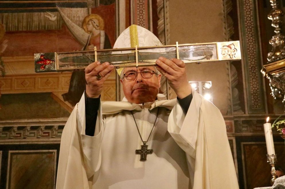 Il vescovo di Prato, Giovanni Nerbini, con il Sacro Cingolo della Madonna - Diocesi di Prato