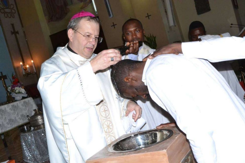 Il vescovo George Bugeja, vicario apostolico di Tripoli, mentre amministra il Battesimo in Libia - Vicariato apostolico di Tripoli