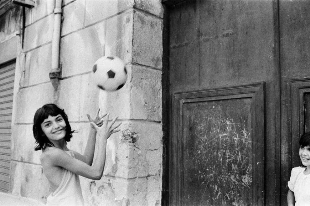 Uno degli scatti della "bambina con il pallone", quartiere La Cala, Palermo, 1980 - Letizia Battaglia
