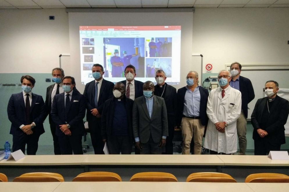 I vescovi Castellucci e Giusti, i due sacerdoti e l'équipe che ha realizzato l'intervento - .