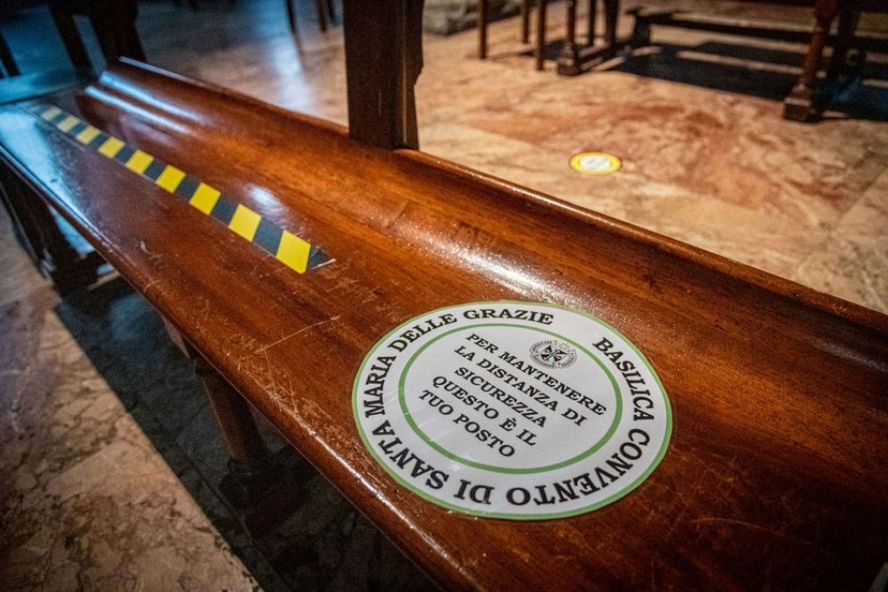 Un adesivo segnaposto sulla panca di una chiesa - Fotogramma