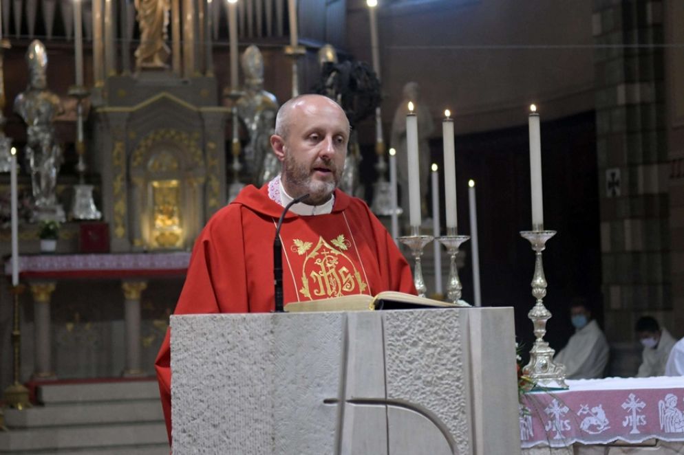 Don Matteo Galli, il parroco di Gessate, durante la Messa di domenica 28 giugno, il giorno dopo la tragedia