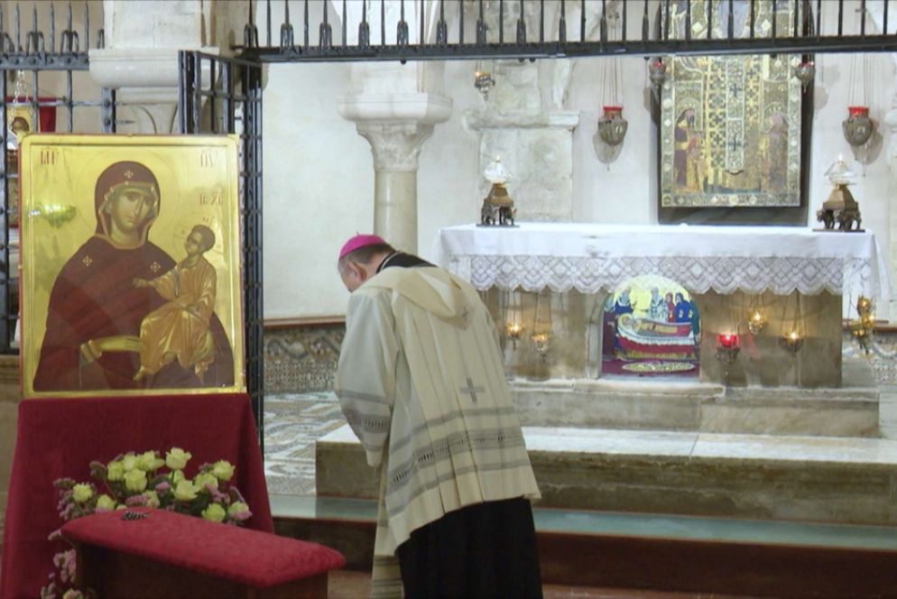 Monsignor Cacucci si inchina davanti all'icona della Madonna nella Cripta della Basilica di San Nicola a Bari durante il Rosario per l'Italia