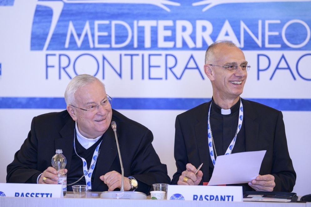 Il presidente della Cei cardinale Bassetti con il vicepresidente Raspanti, vescovo di Acireale, durante l'incontro sul Mediterraneo - Siciliani