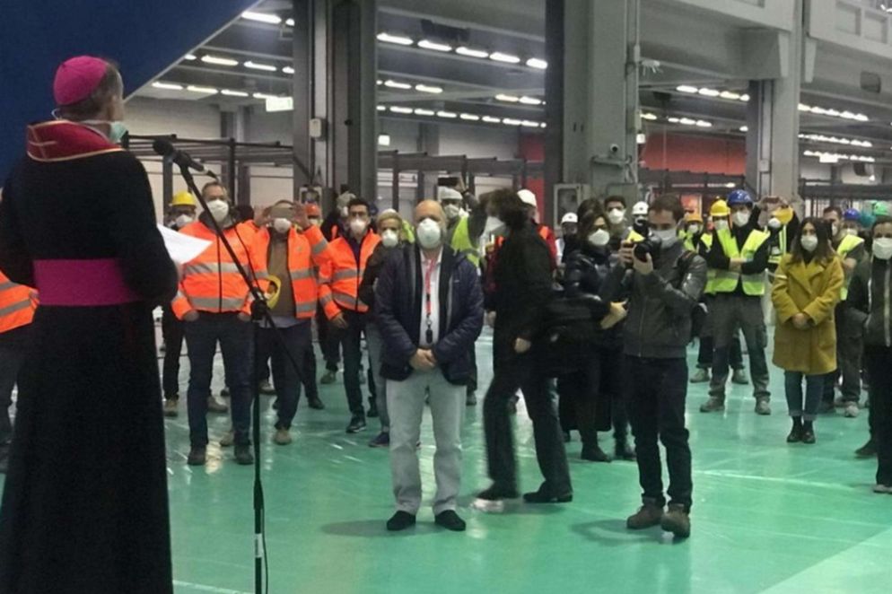 La visita dell'arivescovo Delpini al nuovo ospedale allestito in Fiera a Milano - Ansa