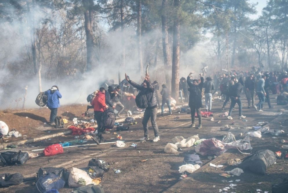 Lacrimogeni contro i profughi - Ansa