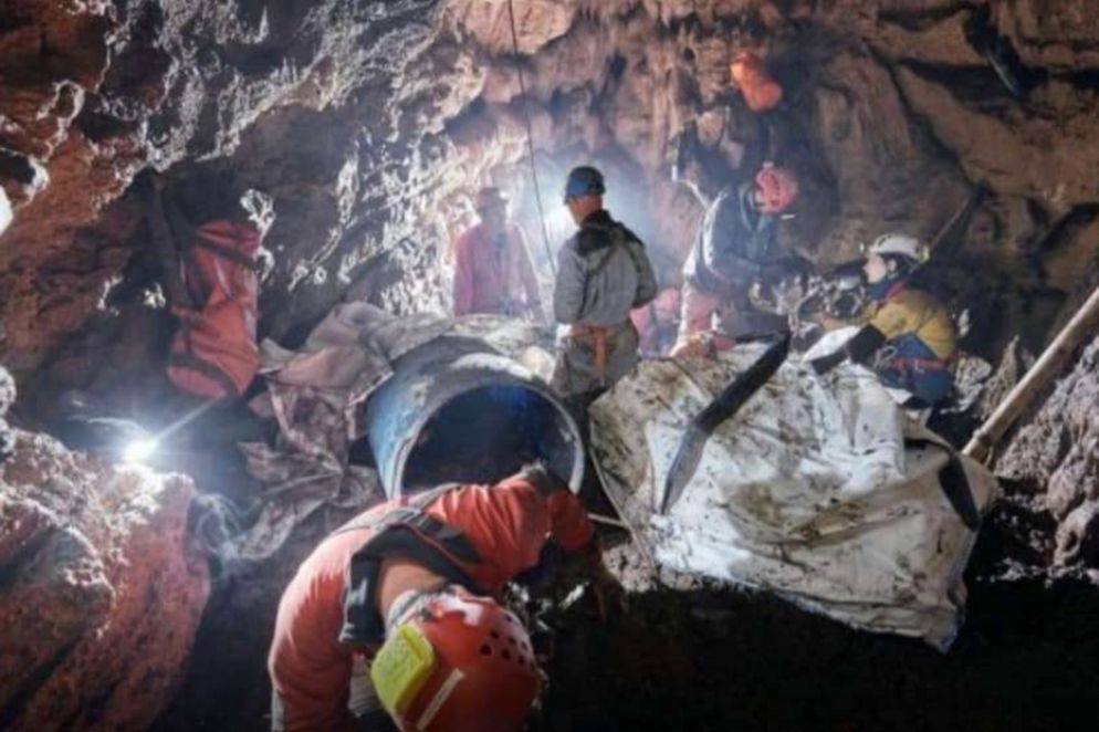 Gli speleologi scendono nella Foiba appena scoperta - Foto fornita in conferenza stampa