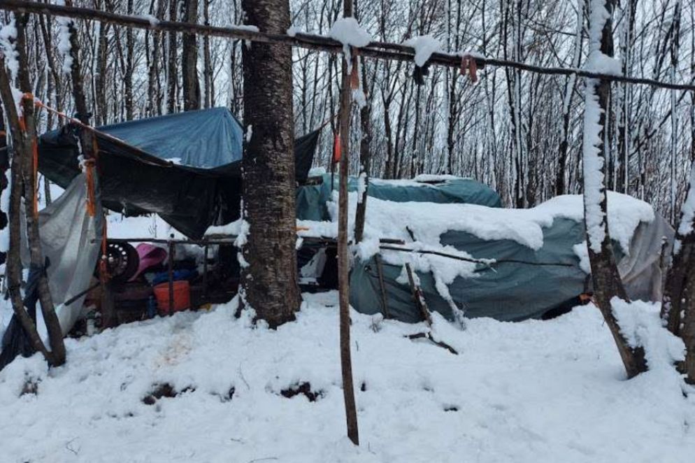 Rifugio di fortuna nella neve per chi si allontana dal campo di Lipa - N.S.