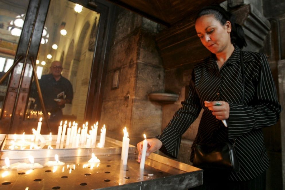 L'accensione di una candela segno di devozione semplice - Ansa