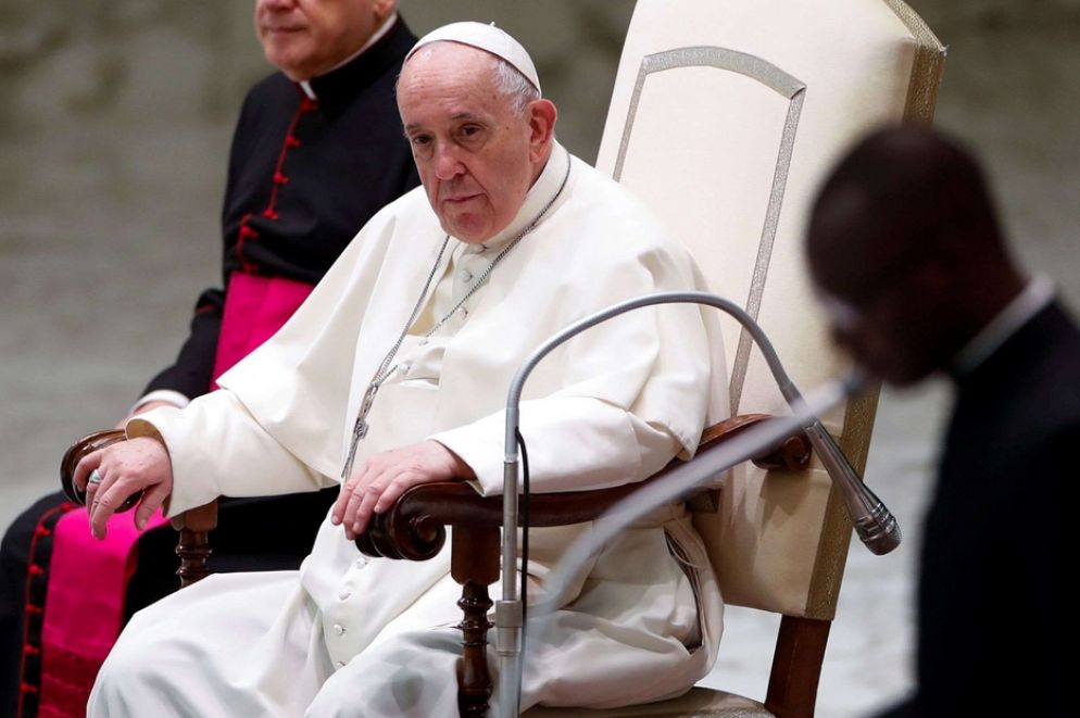 La "terribile realtà" degli abusi in ambito ecclesiatico continua ad addolorare profondamente il Papa. Oggi durante l’udienza generale, Francesco ricorda le profonde ferite al centro del Rapporto della Commissione indipendente sugli abusi sessuali nella Chiesa in Francia, incaricata di valutare l’ampiezza del fenomeno delle violenze sessuali compiute sui minori dal 1950 in poi. Dal documento, reso noto ieri e commissionato dalla Conferenza episcopale e dalla Conferenza dei religiosi e delle religiose francesi, emergono dati drammatici: tra il 1950 e il 2020, sono almeno 216 mila le vittime e sono tra i 2.900 e 3.200 i sacerdoti e i religiosi coinvolti in crimini di pedofilia. - Reuters