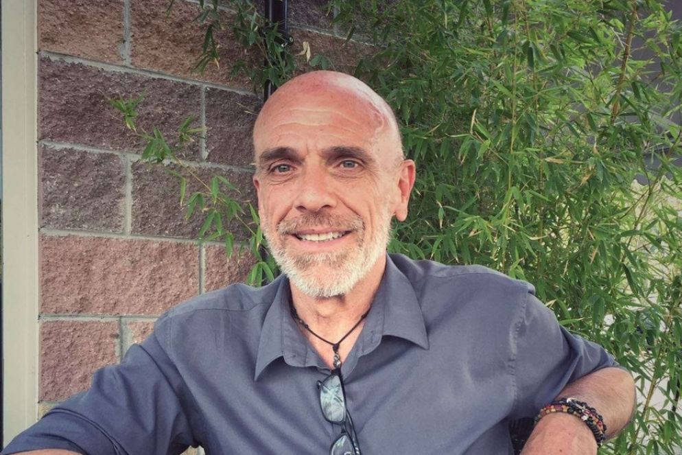 Fedele Costadura venditore di giornali di strada, 60 anni, Milano - .