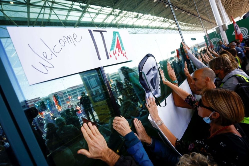 La protesta dei lavoratori del trasporto aereo a Fiumicino - Reuters