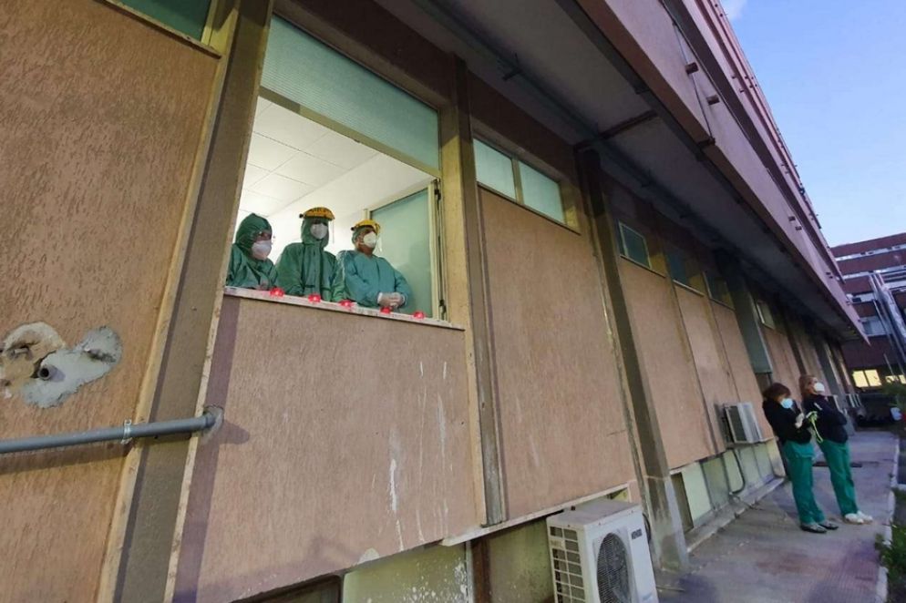La preghiera del Rosario davanti al reparto Covid dell'ospedale di Reggio Calabria - Avvenire di Calabria