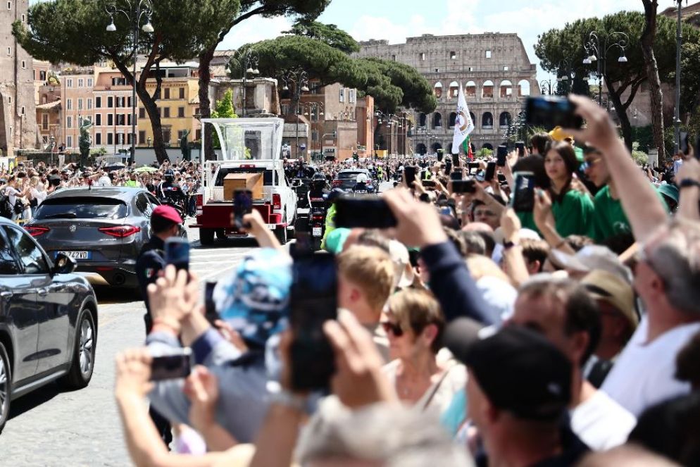 Il lungo corteo funebre di papa Francesco mentre passa dai Fori imperiali a Roma - Ansa