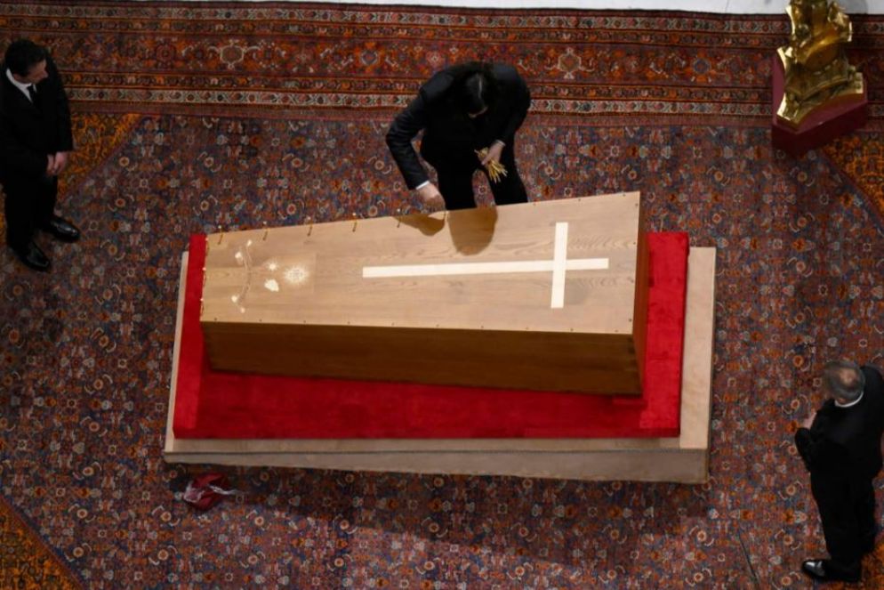 Roma, Basilica di San Pietro: la chiusura della bara di papa Francesco - foto Vatican Media