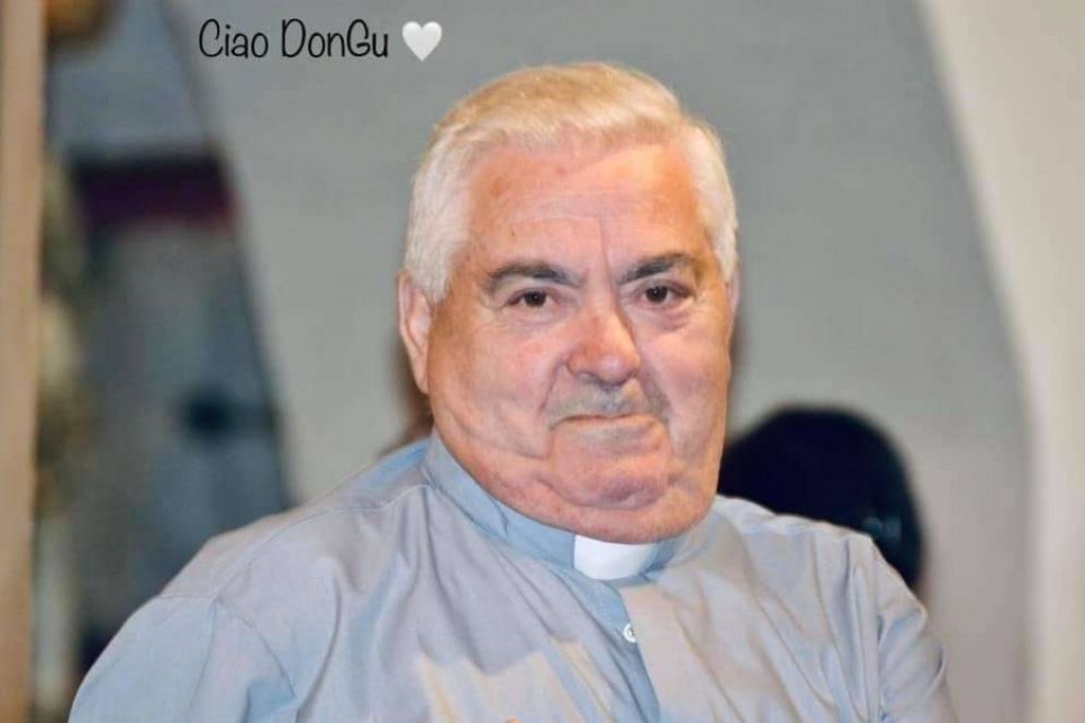 La foto diffusa dai suoi giovani come omaggio al loro educatore don Gustavo