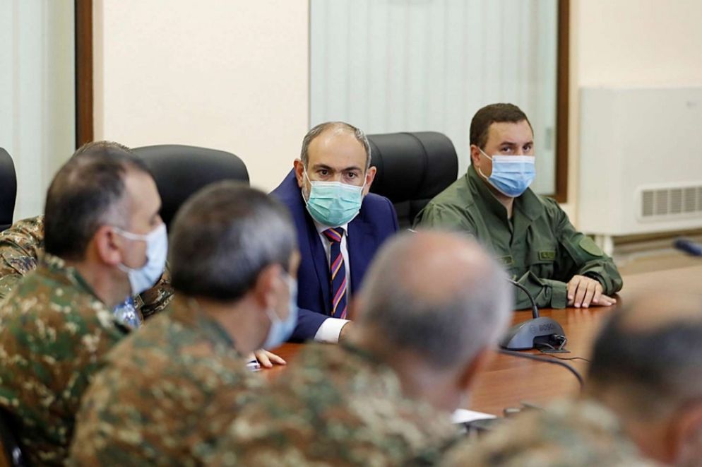 Il primo ministro armeno Nikol Pashinyan che incontra i vertici dello Stato militare nella capitale Yerevan - Reuters