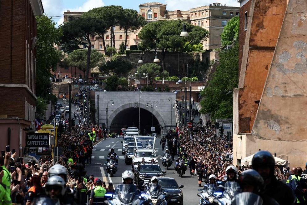 La folla lungo il corteo funebre a Roma per portare il feretro di papa Francesco da San Pietro alla Basilica di Santa Maria Maggiore - Ansa