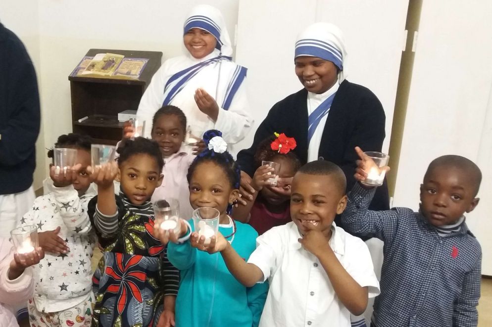 Le Missionarie della carità a Tripoli con alcuni bambini - Vicariato apostolico di Tripoli