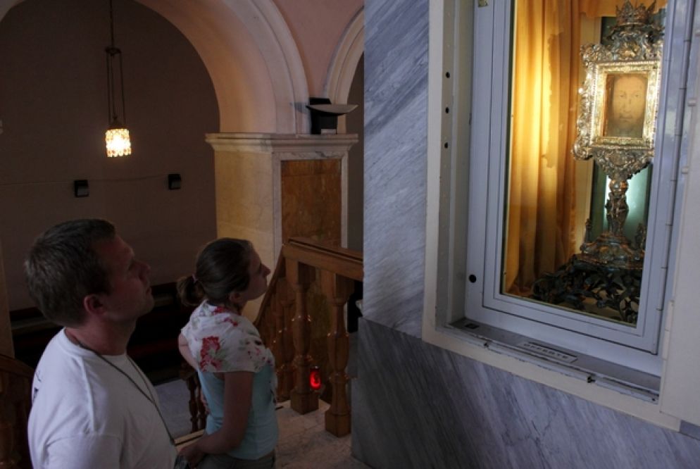 Fedeli davanti al Santo Volto di Manoppello - Archivio