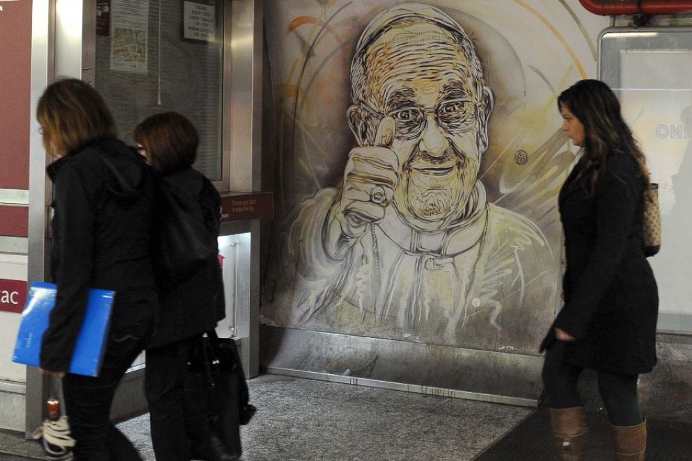Graffito dedicato a papa Francesco nella Metropolitana di Roma nei giorni del Giubileo degli adolescenti - Agenzia Romano Siciliani