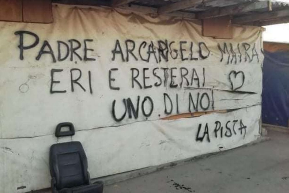 Lo striscione su una baracca di Borgo Mezzanone: «Eri e resterai uno di noi» - Collaboratori Avvenire