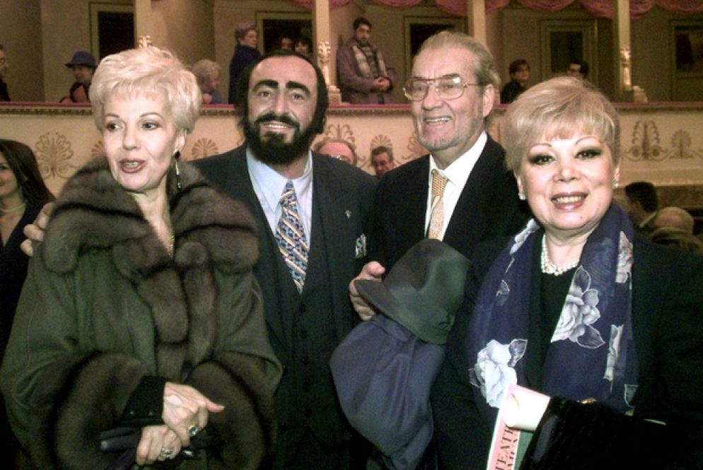 Un'immagine del 1998 con Raina Kabaivanska, Luciano Pavarotti, Nicolaj Ghiaurov e Mirella Freni all'inaugurazione del teatro comunale di Modena - Ansa