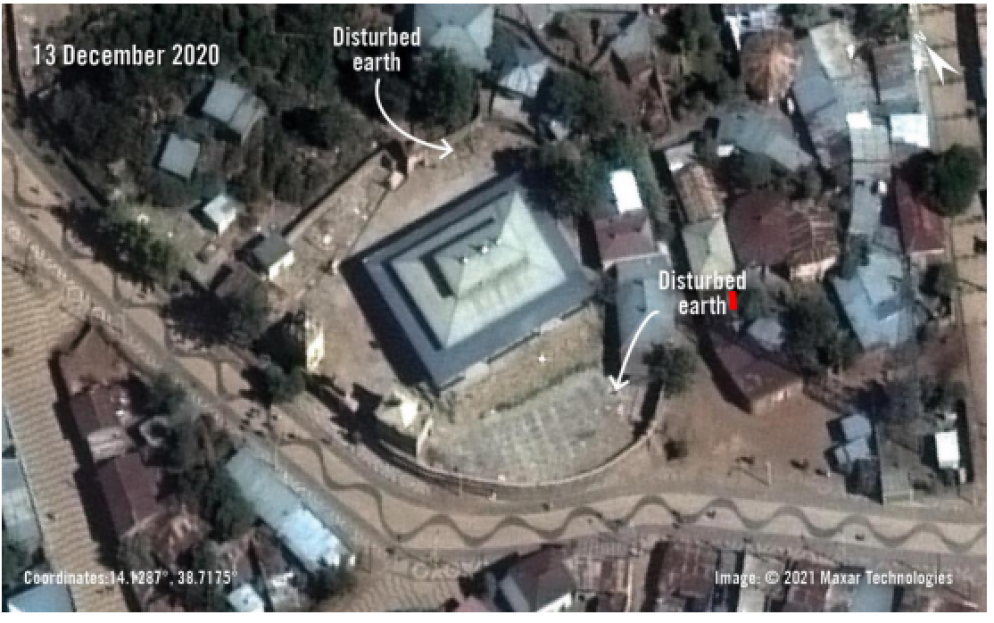 Immagine satellitare del 13 dicembre 2020 della fossa comune vicina alla chiesa di Arba'etu Ensessa - Amnesty International
