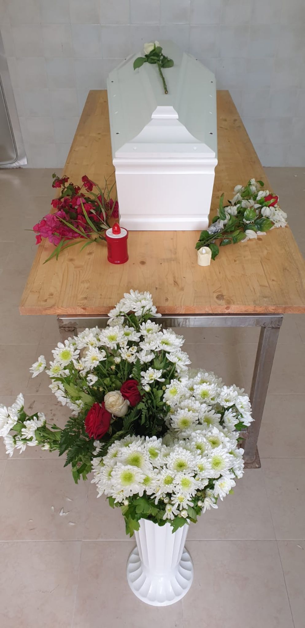 L'addio di fronte a una bara bianca della sua giovanissima mamma