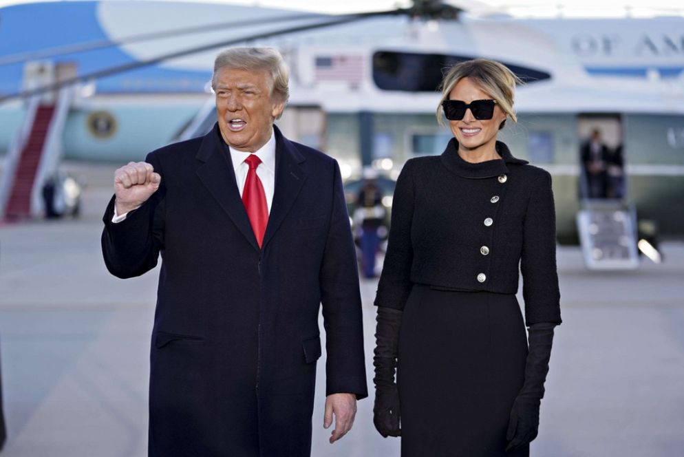 Trump e la moglie Melania al momento di salire sull'Air Force One che li condurrà a vita privata a Mar-a-Lago in Florida - Ansa