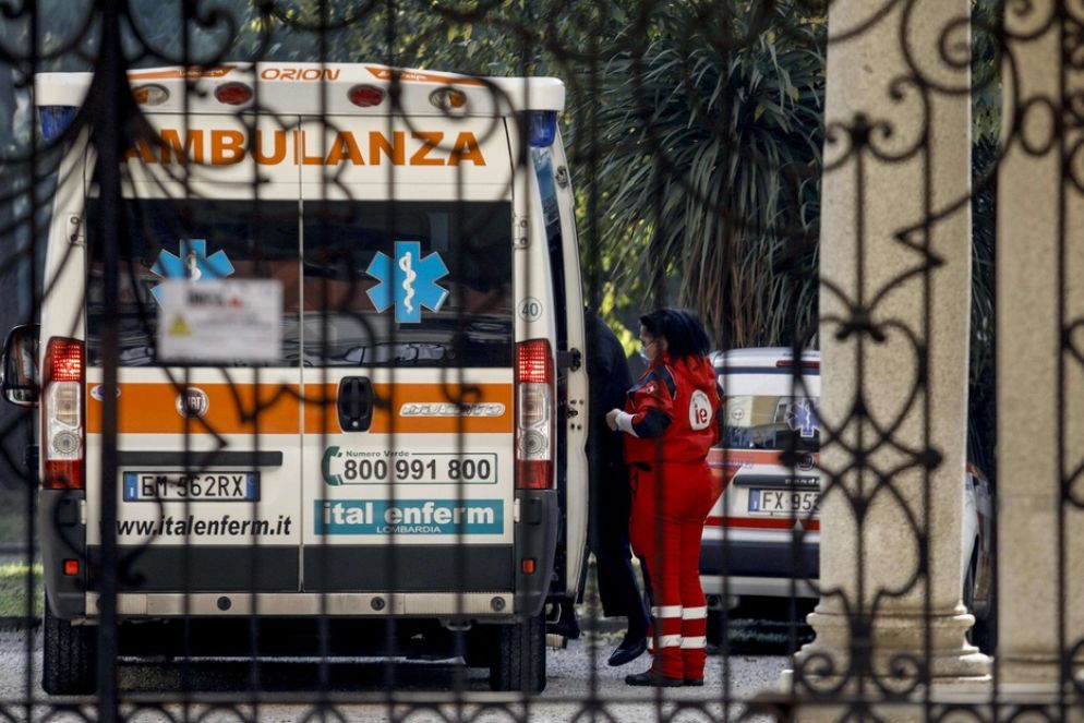 Un'ambulanza all'interno del Pio Albergo Trivulzio, struttura specializzata nell'assistenza socio sanitaria per gli anziani a Milano, dove si sono registrati 64 dipendenti positivi - Ansa