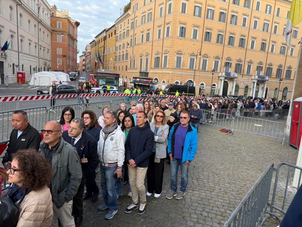 La fila dei fedeli all'esterno della Basilica di Santa Maria Maggiore - Pool Aigav