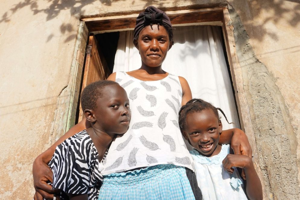 Rose e i suoi due figli più piccoli - Foto di Clelia Vegezzi