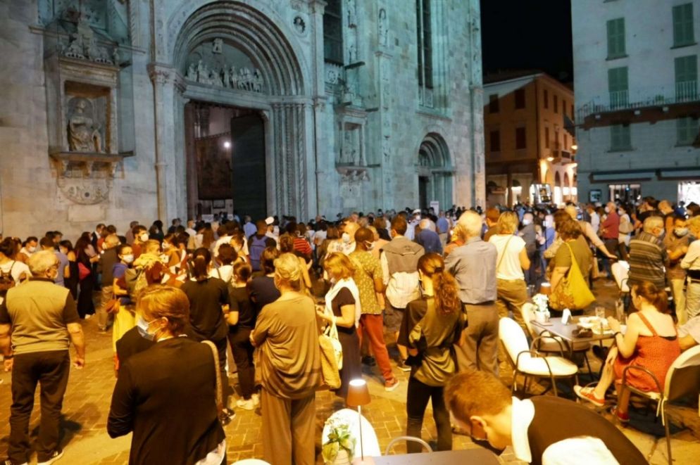In preghiera davanti al Duomo la folla che non è riuscita a trovare posto nella chiesa - Foto Il Settimanale della Diocesi di Como