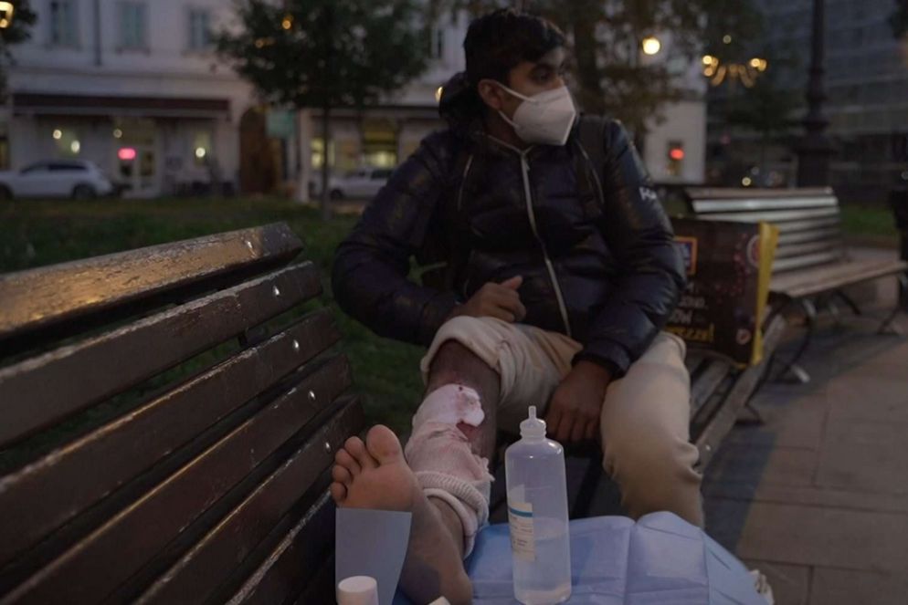 Un ragazzo ferito dalla polizia viene medicato in un parco - Unhcr